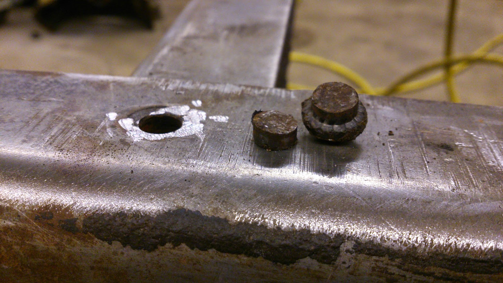 DinnerHill Broken frame rivets