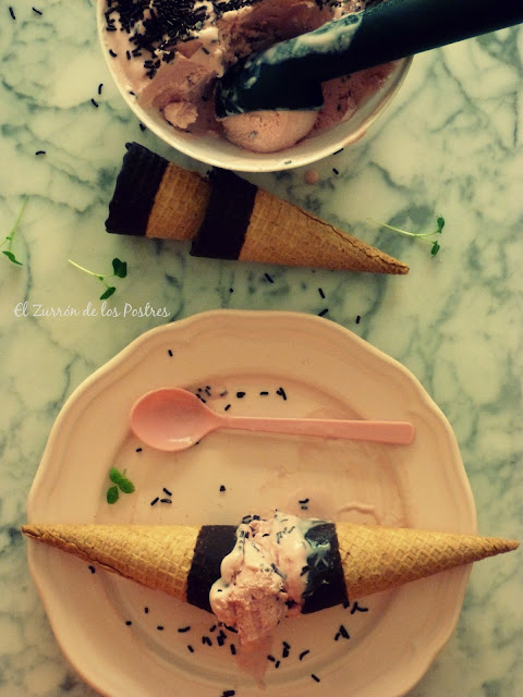 Helado De Frambuesas Con Fideos De Chocolate
