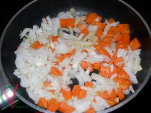 Freír ajo, cebolla y zanahoria.