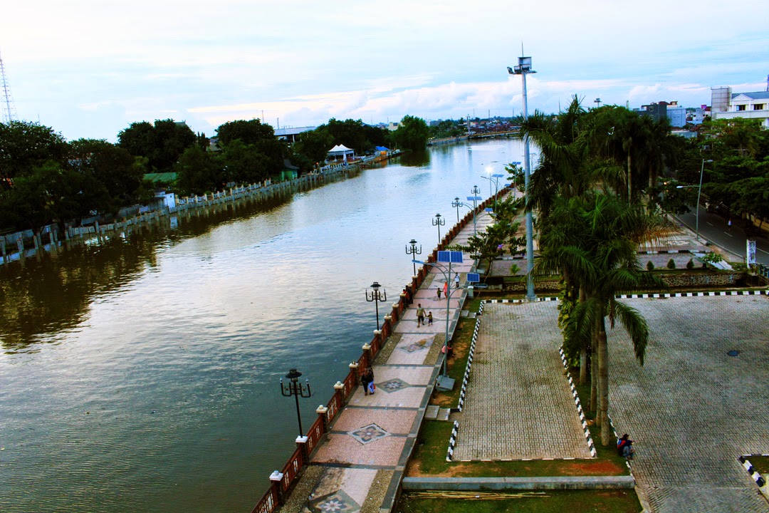 pemandangan dari atas menara pandang Taman Siring Banjarmasin