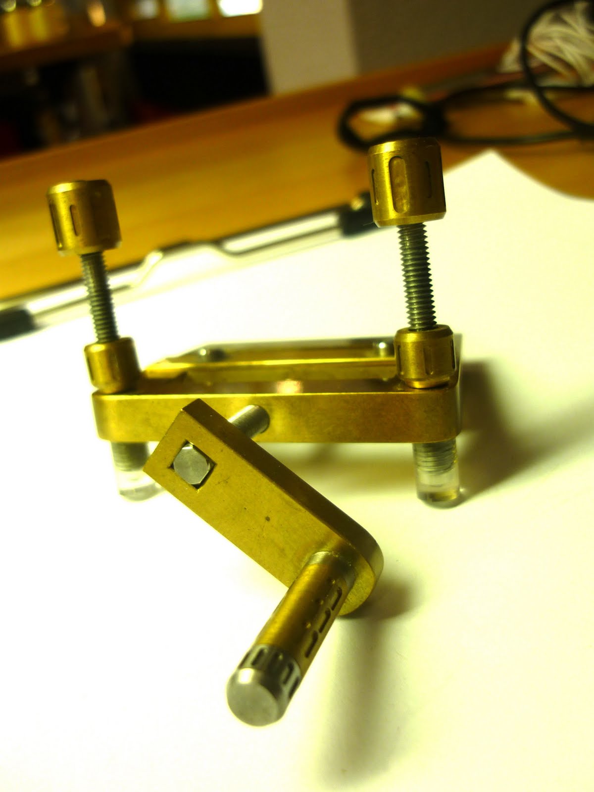 K&H Watchmaking Competence Centre The screw polisher