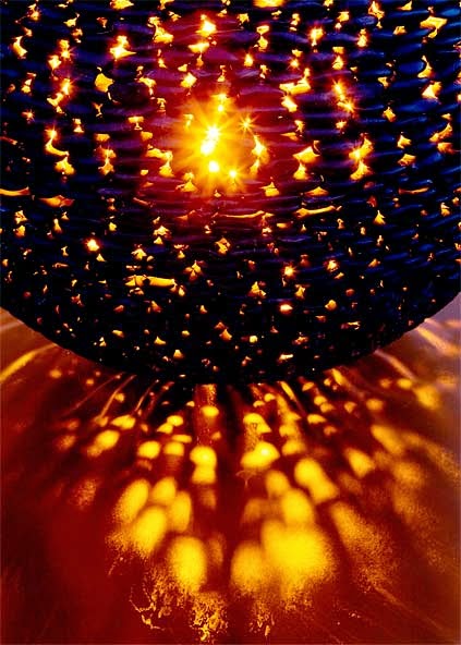 川の石で創った完璧な球体アート