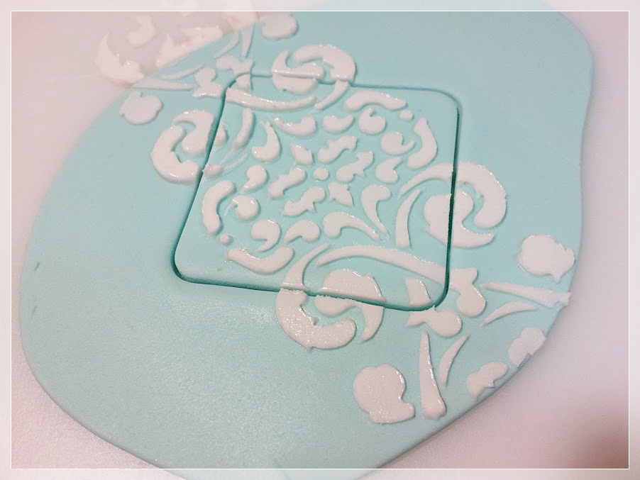 Decake PASO A PASO TRES TÉCNICAS DIFERENTES DE STENCIL SOBRE FONDANT