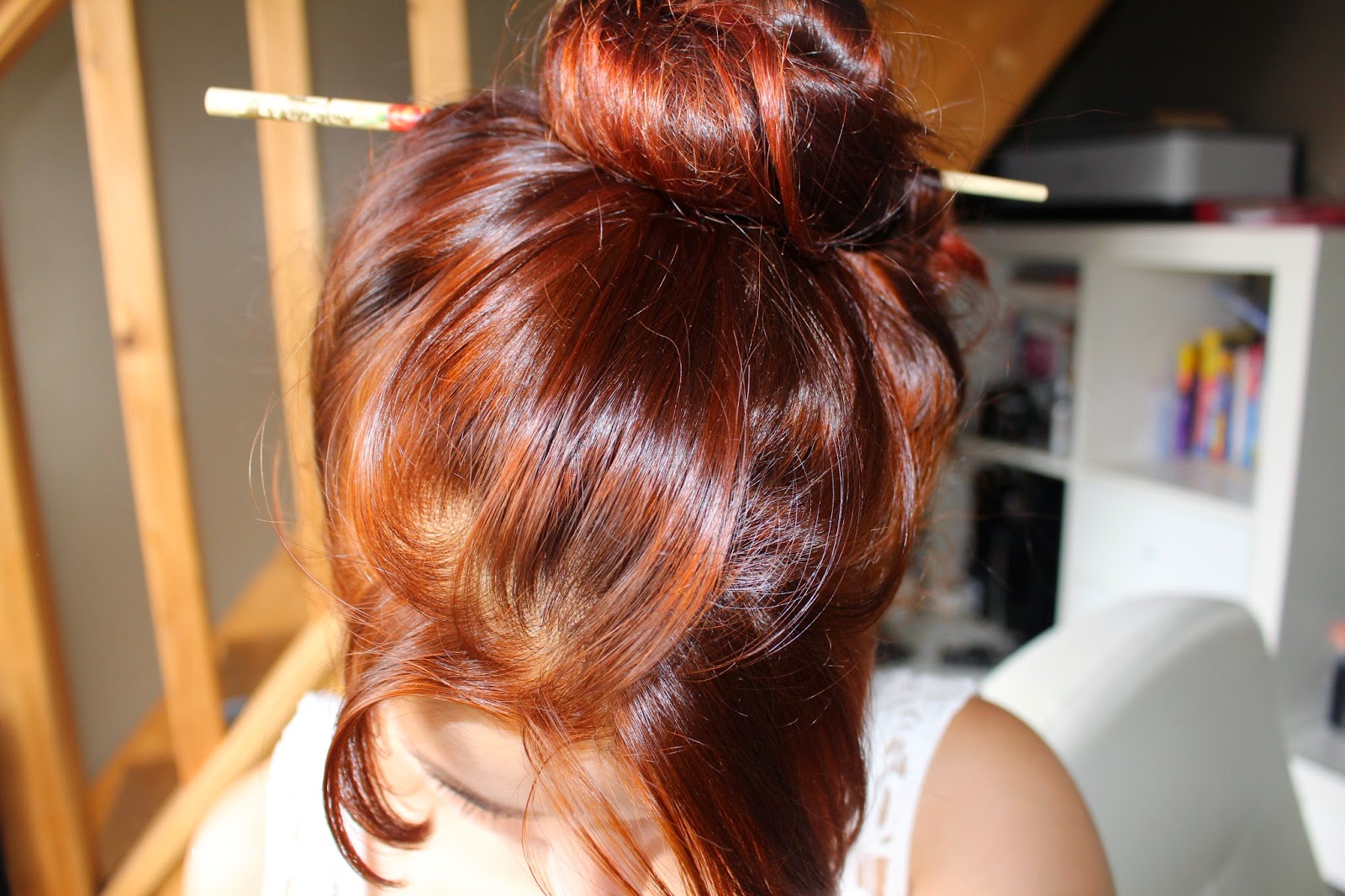 Couleur Cheveux Brun Reflet Rouge. Fabulous Femme Avec Les Cheveux Bruns Aux Jolis Reflets With