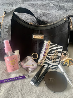 WHATS IN MY BAG!