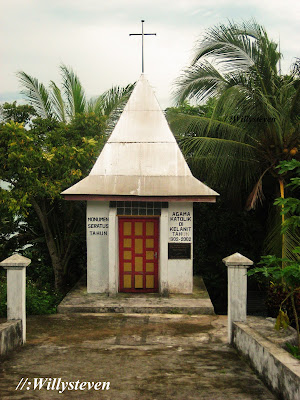Monumen 100 Tahun Agama Katolik di Kelanit, Kei Kecil - Maluku Tenggara (1902-2002)