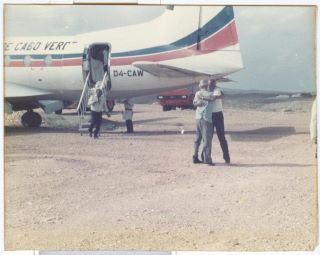 Comandante Honório após um pequeno incidente do antigo avião dos TACV. O avião ultrapassou a pista.