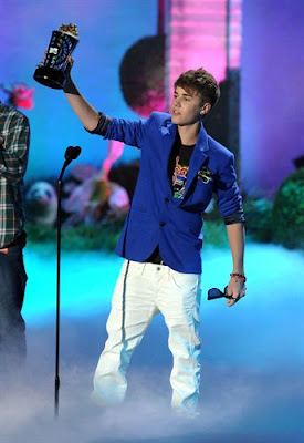 Justin Bieber apuesta por el azul eléctrico hombres