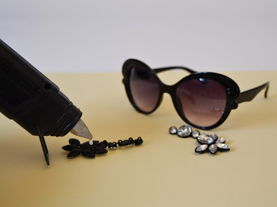Adornar gafas de sol con pendientes en Recicla Inventa