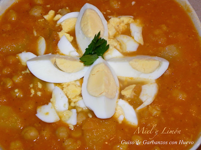 Guiso De Garbanzos Con Huevo Duro
