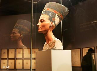تمثال نفرتيتي من أجمل اثار مصر الفرعونية Www.thaqafnafsak.com+%D9%86%D9%81%D8%B1%D8%AA%D9%8A%D8%AA%D9%8A2