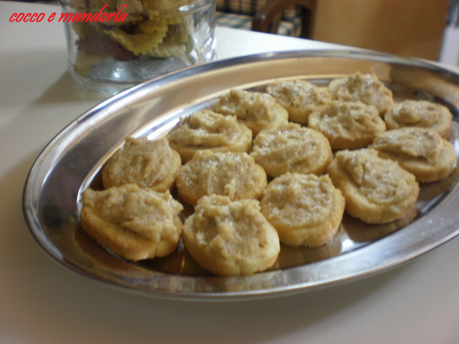 cocco e mandorla CROSTINI CON CREMA DI CIPOLLA