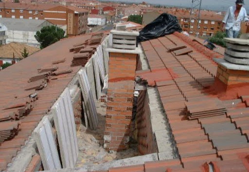 peritararquitectura: Colapso de la formación de pendiente de cubierta.