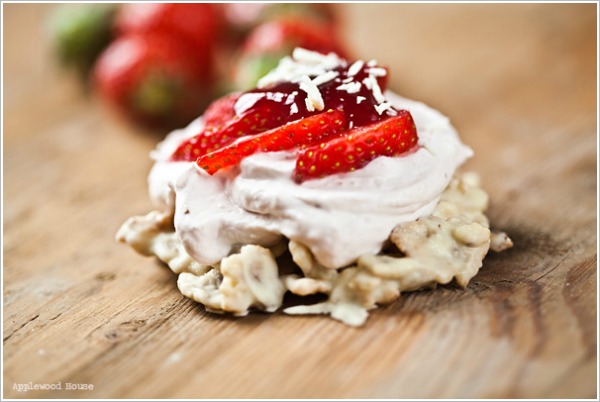 Erdbeertörtchen mit Schokocrossieboden aus weißer Schokolade