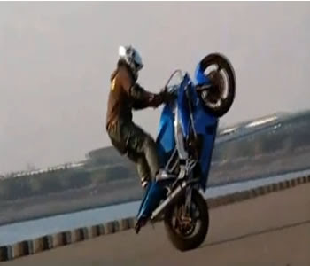 Piloto solo empinando moto na beira do mar piloto solo empinando moto