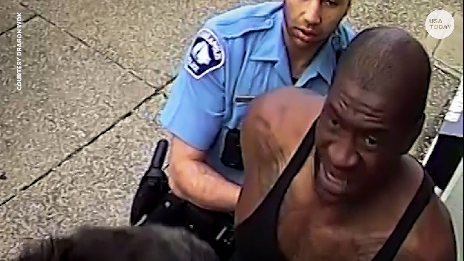 Чернокожий полицейский пихает болт в глотку блондинки с большими дойками