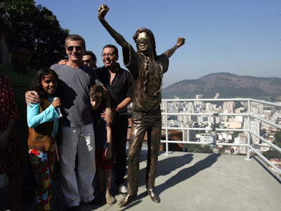 Estatua de Michael en Favela de Rio  Est%25C3%25A1tua+michael+jackson-hg