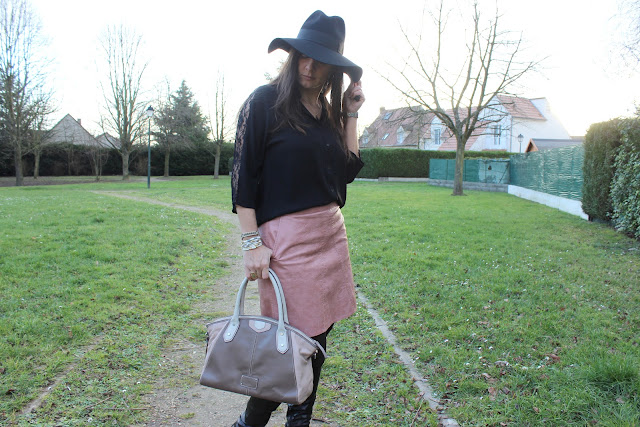 jupe en cuir vieux rose zara, sac clarks