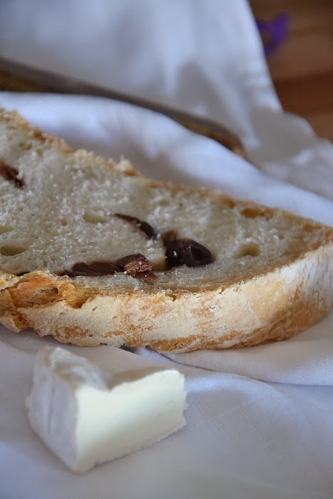 pane semplice a lievitazione naturale con olive taggiasche