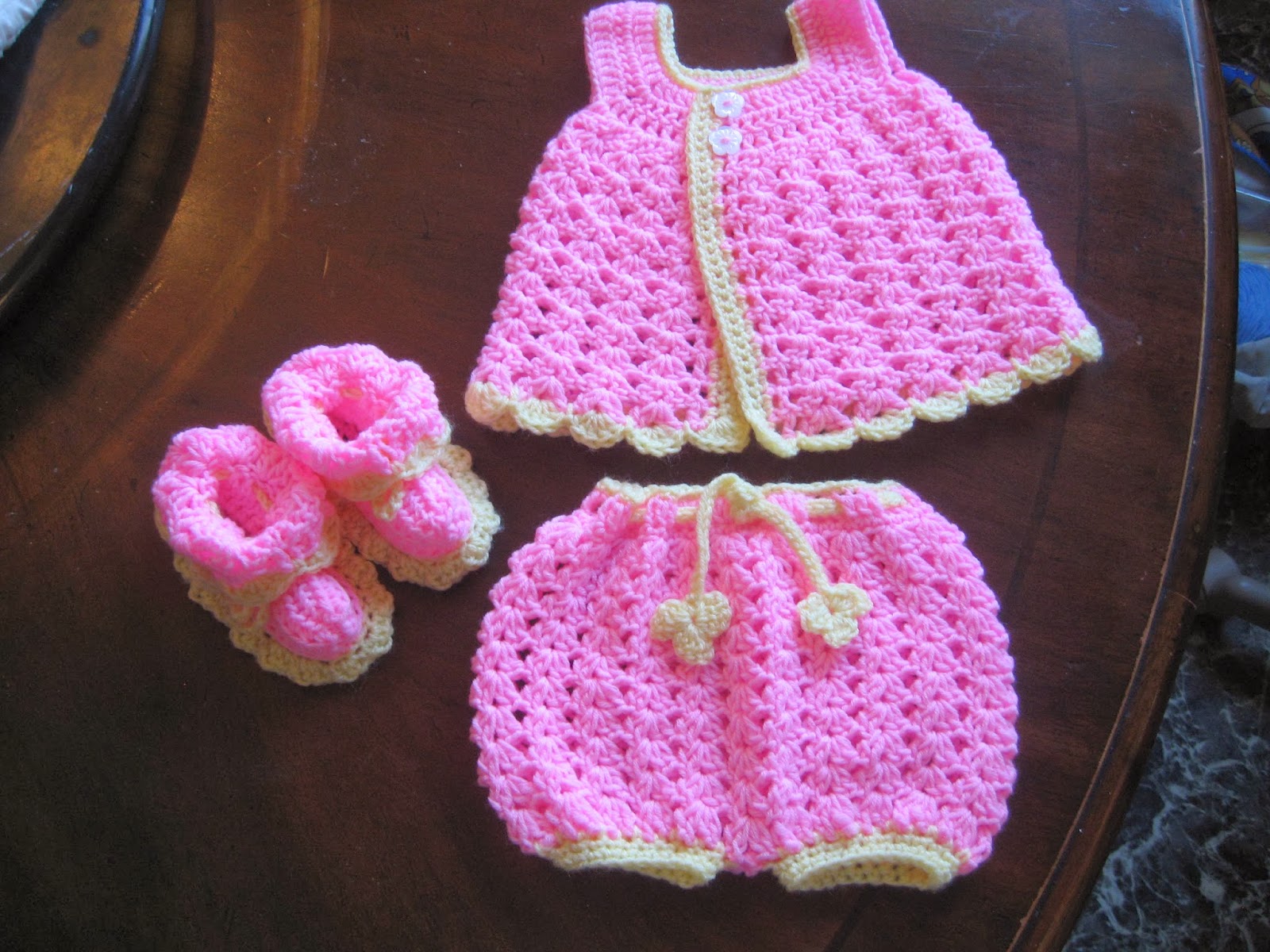BLURT Blogger Newborn Kit layettes FREE BABY PATTERN LINKS
