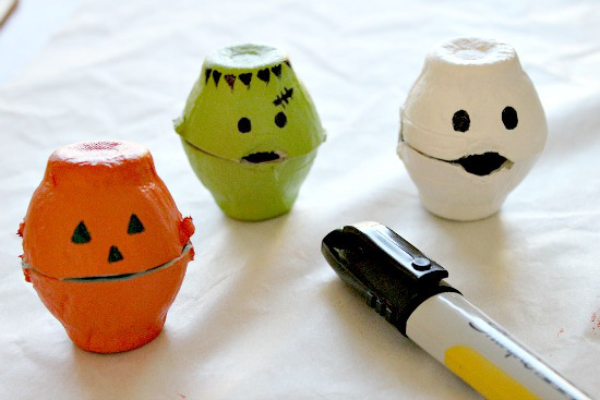 Cómo hacer unas figuras de Halloween reciclando cartones de huevo