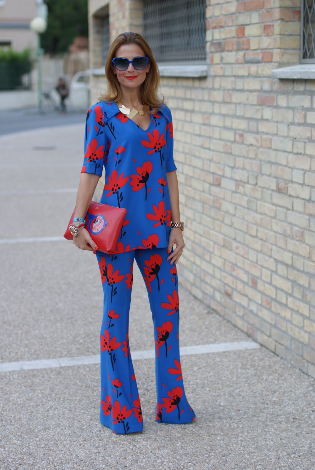 Seventies inspired style with a flare suit with a floral print on Fashion and Cookies fashion blog, fashion blogger style