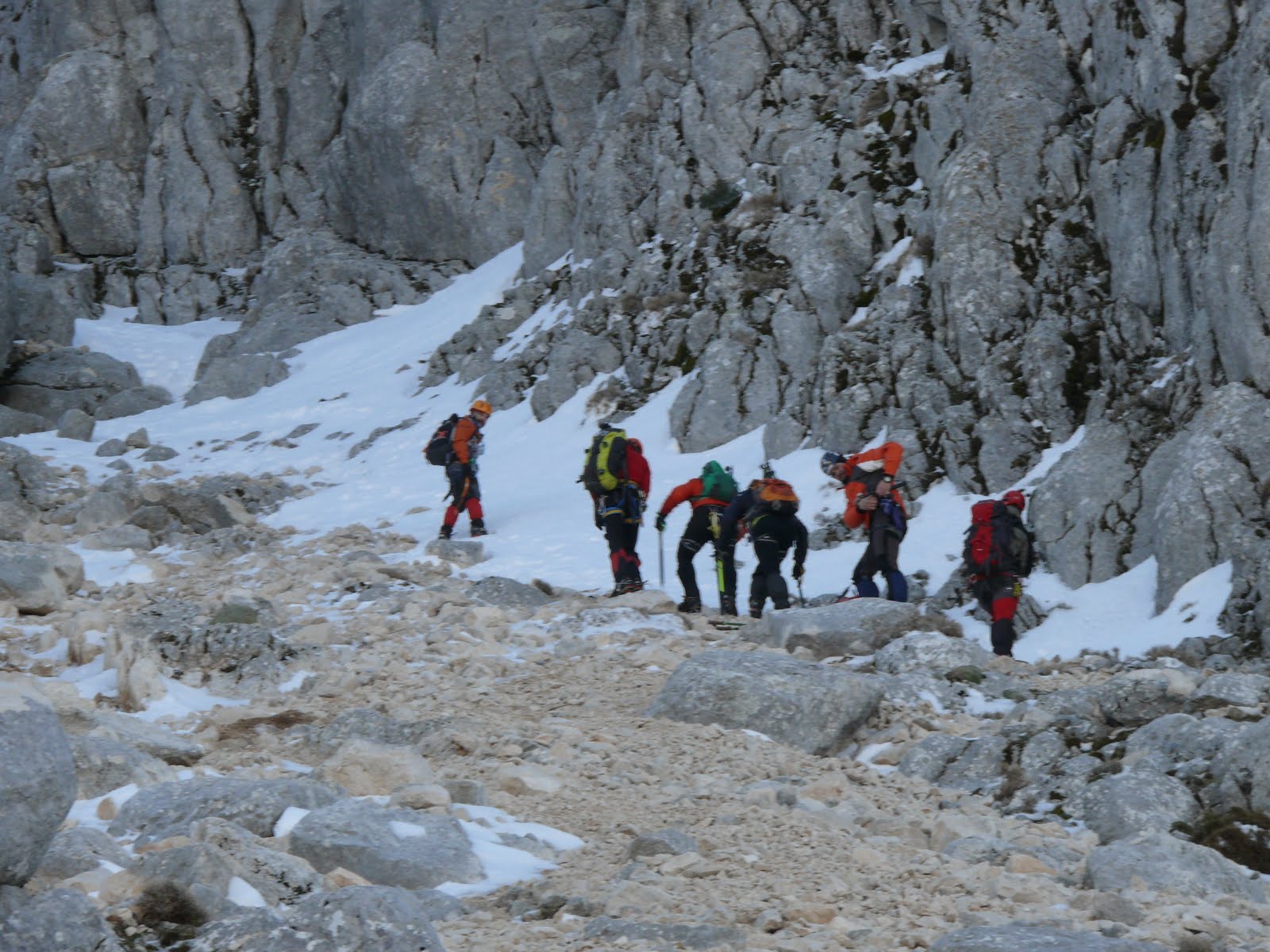 Un grupo de montañeros comienzan la escalada del corredor de Mágina