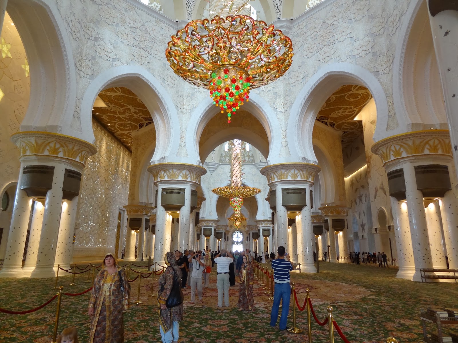 NivenWorldAdventures! The Largest Carpet In The World! Sheik Zahed Mosque, Abu Dhabi.
