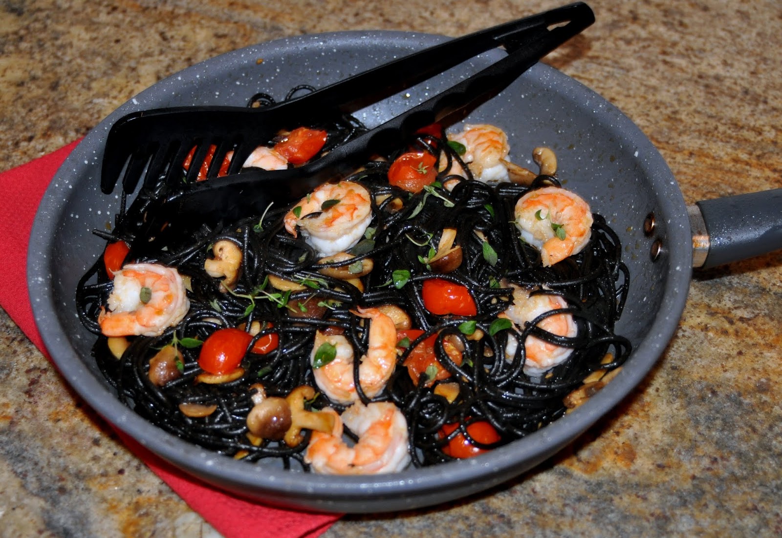 PASTA E VINO! Czarne spaghetti z krewetkami i grzybami (Spaghetti nero