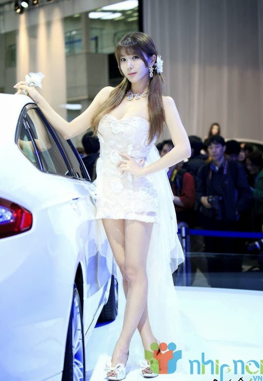 Người mẫu Châu Á khoe chân dài bên ô tô