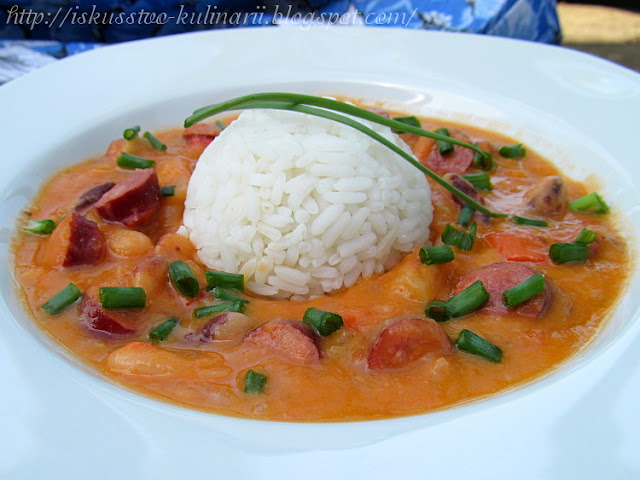 "Скачущий Джон" - горячее из фасоли с колбасками и овощами (Hoppin' John)