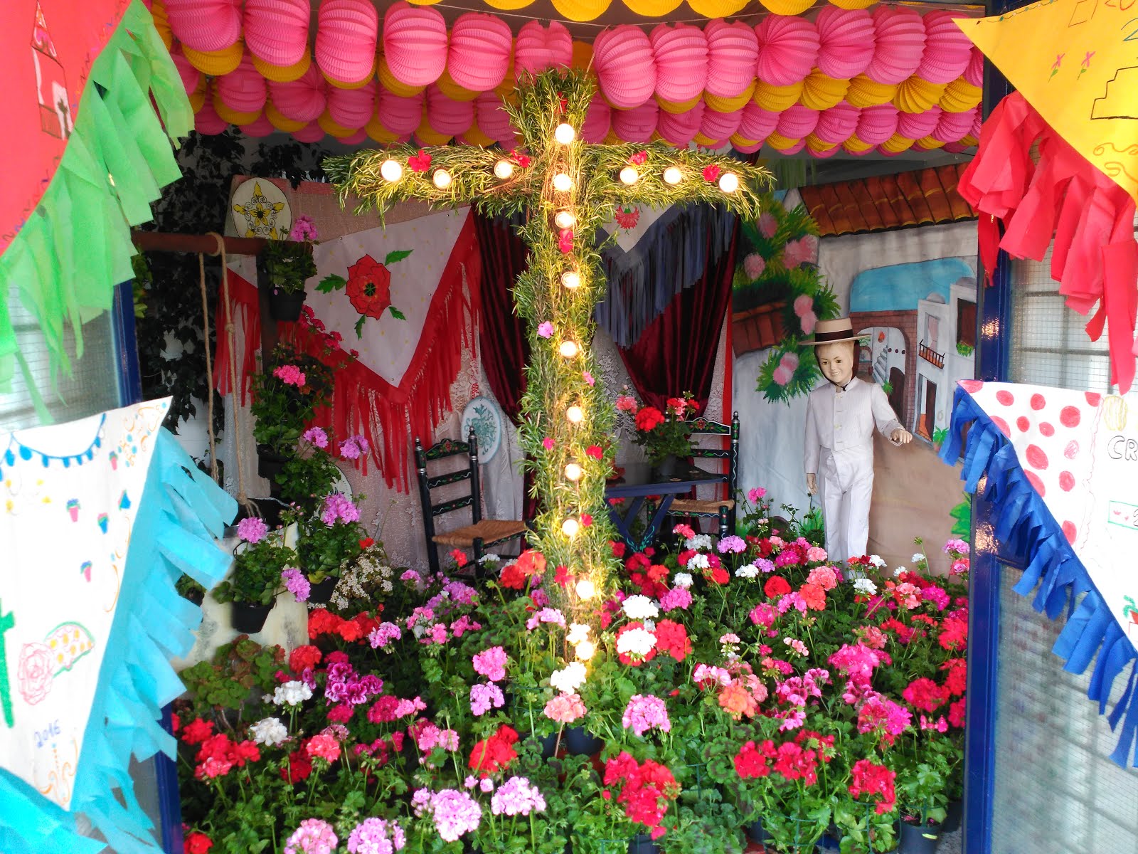 CRUZ DE MAYO 2018. Instalada por el AMPA BASTILIPPO