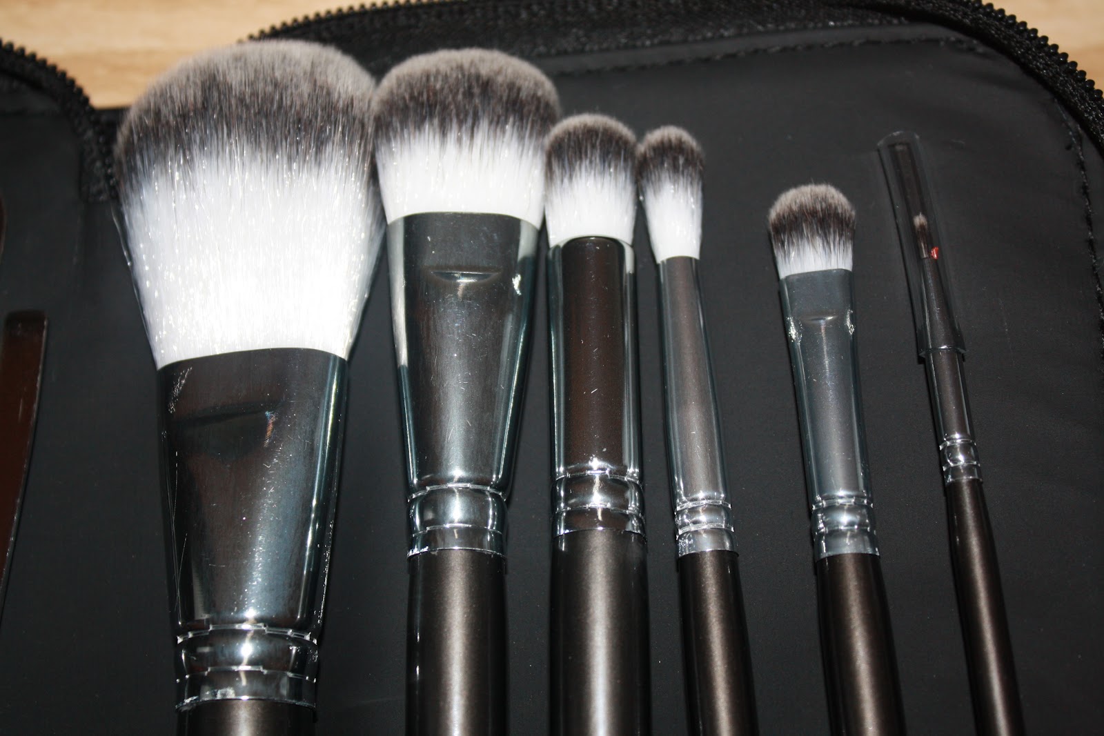 Beauty and Fashion Trends Crown Brush 7 Piece HD Brush Set