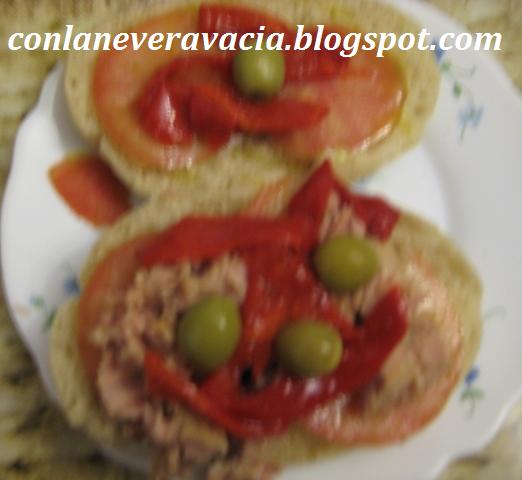 Bocadillo De Atún Con Tomate, Pimiento Asado Y Olivas
