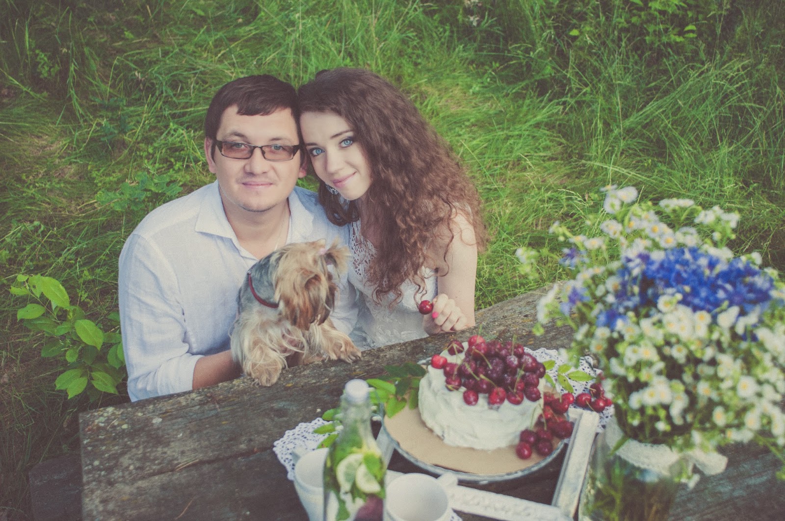 Vika&Denis lovestory_13 предсвадебная фотосессия, love-story, оформление места съемки, летняя фотосессия, торт с черешней, свадебные фотографии, свадебный фотограф в Киеве