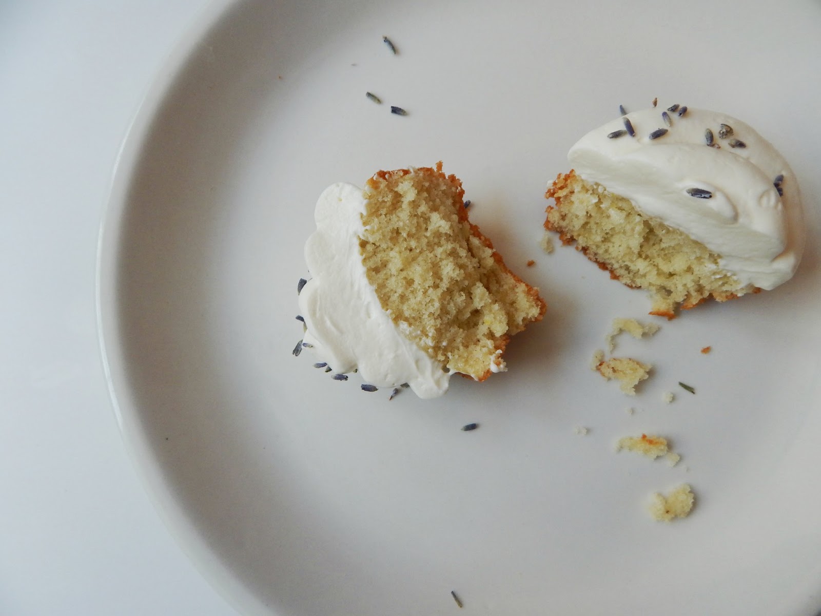 Cupcakes de Lavanda con Frosting Ligero de Queso Crema Bruni´s