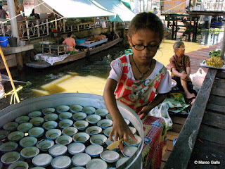 MERCADO FLOTANTE TALING CHAN, BANGKOK. TAILANDIA