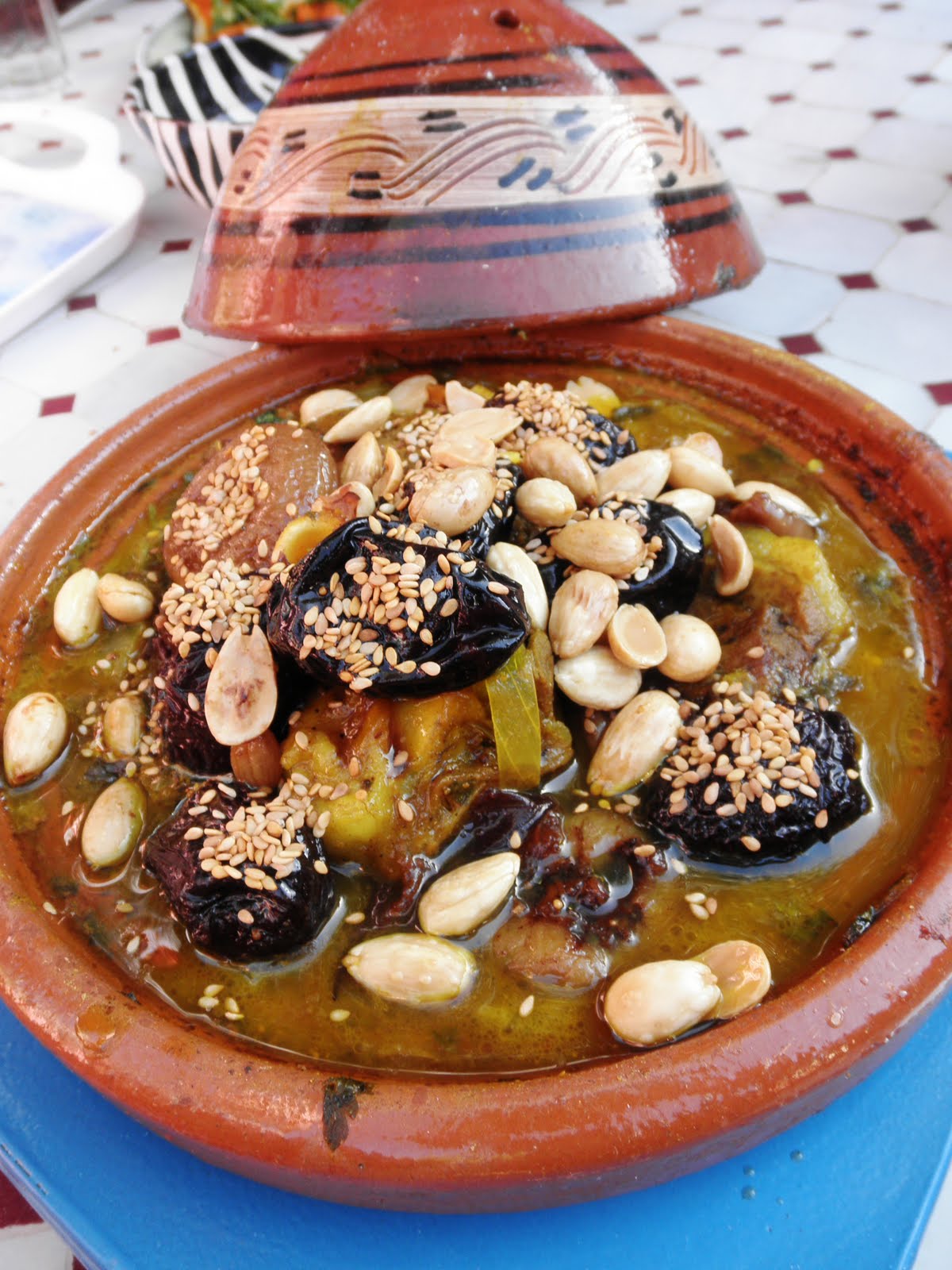 La jeune fille dans la cuisine Lamb and Prune Tagine