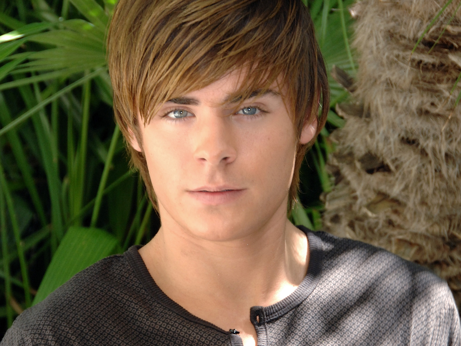 http://1.bp.blogspot.com/-v5_voklI3R8/UExf_l0-roI/AAAAAAAADtA/_KS00Fn7BkY/s1600/Zac+Efron+Wallpapers+-4.jpg