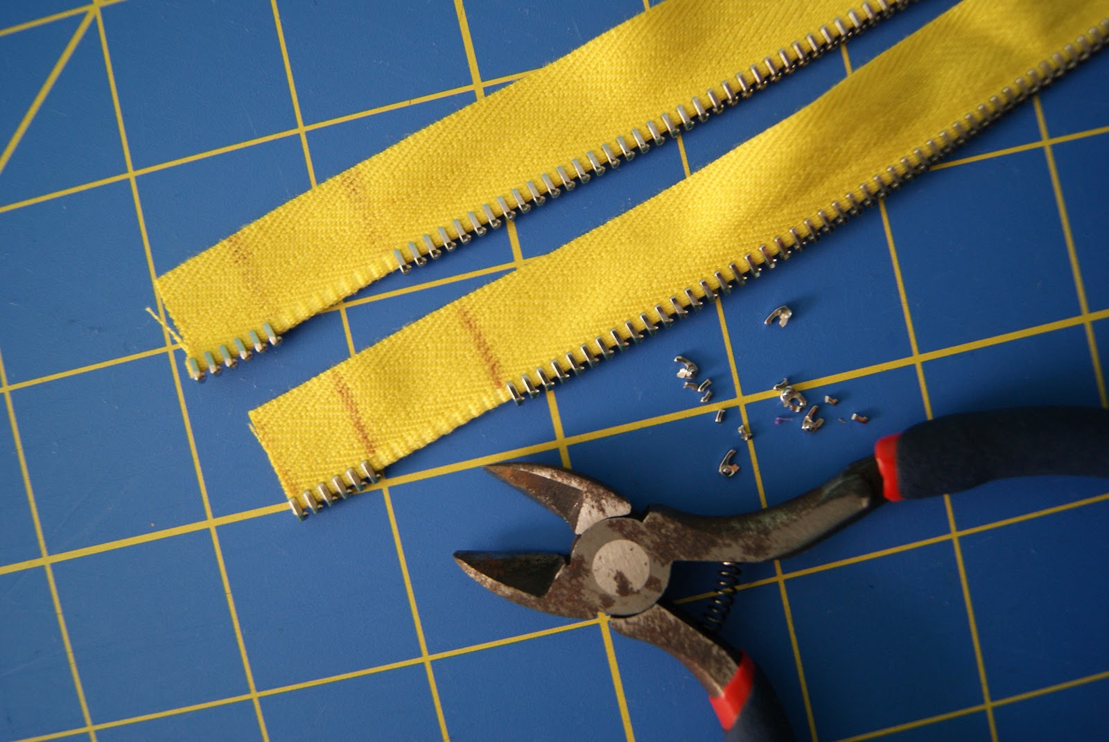 nest full of eggs Zipper Teeth Trimmed Neckline Tutorial