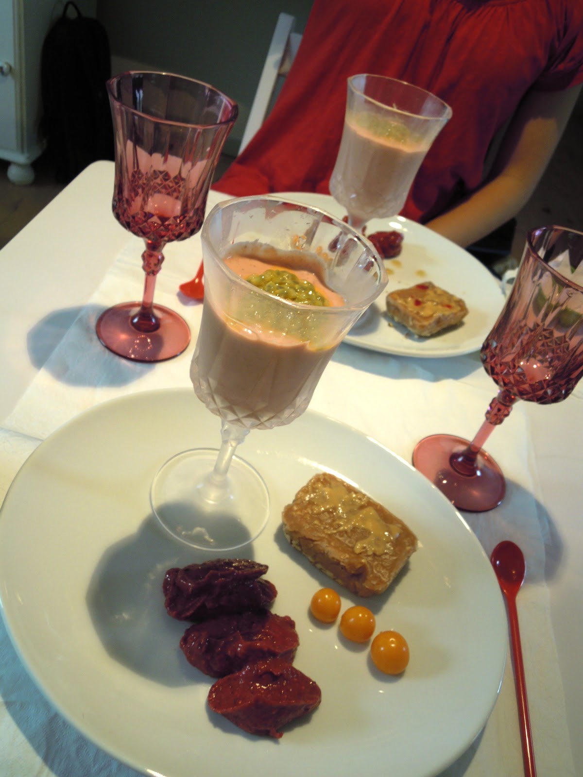 food and fairies Raw dessert tapas Fersken panna cotta, hindbærsorbet