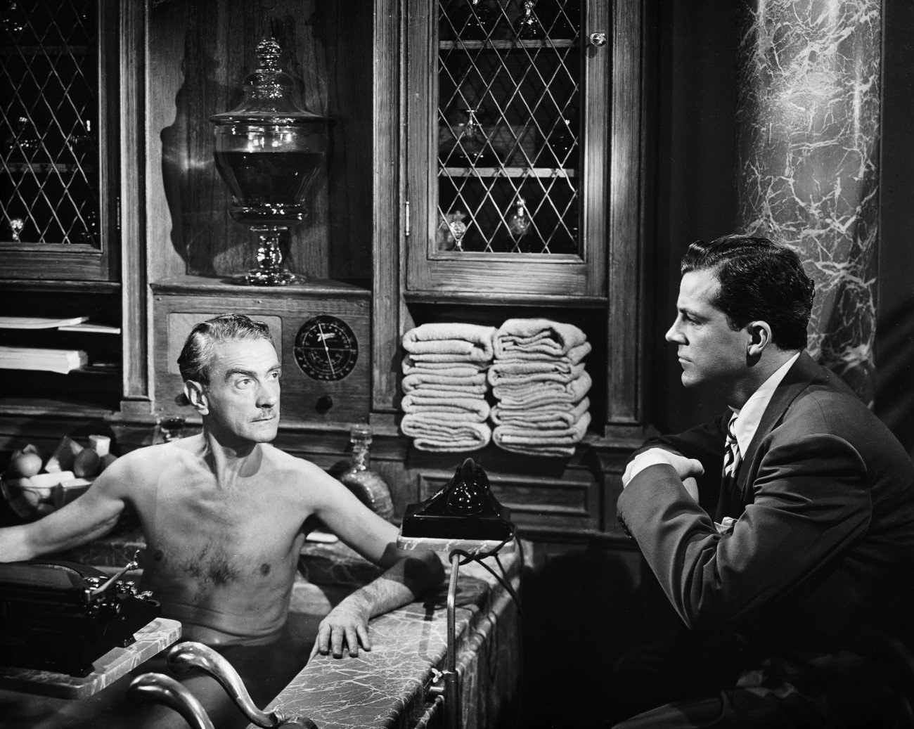 http://1.bp.blogspot.com/-vAXXSoQgh60/UHepUxjvPcI/AAAAAAAADqk/wSnD29OEcyk/s1600/bathtub+clifton+webb.jpg