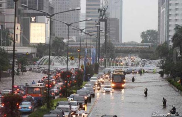 Jakarta-Lumpuh-Bundaran-HI-Banjir Jakarta-Lumpuh-Bundaran-HI-Banjir