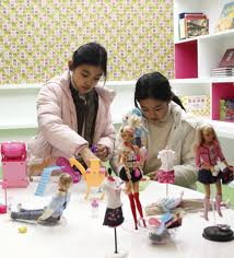 jugando barbies