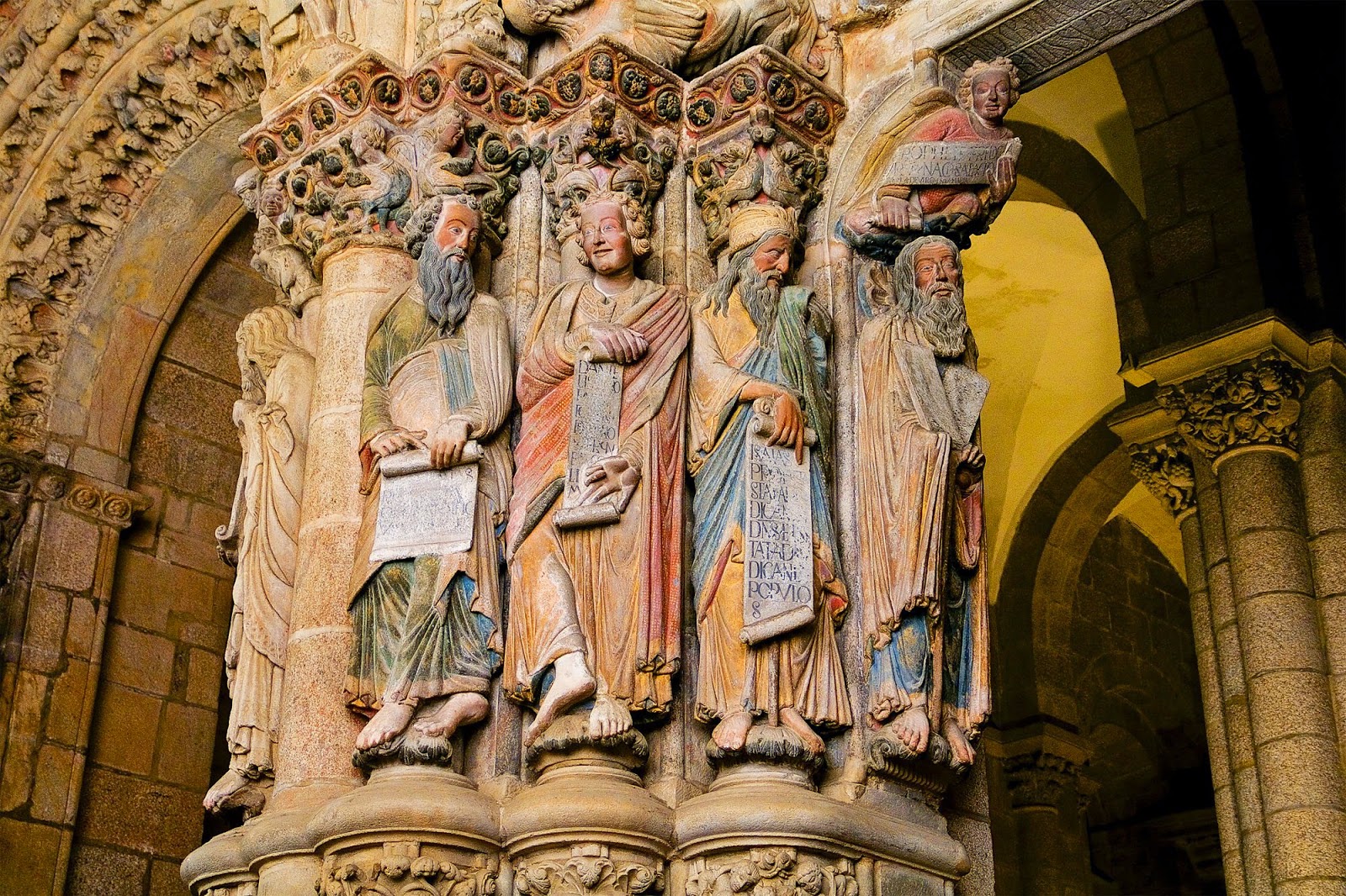 ENCICLOPEDIA BASICA El pórtico a todo color La fotografía restituye