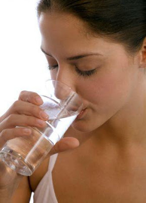 http://1.bp.blogspot.com/-vDcCEINjfh0/TraSNL1xfWI/AAAAAAAAAH8/-WTV7E27nqo/s320/minum+air+mineral.jpg