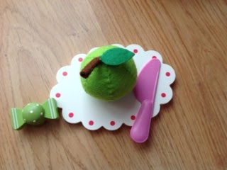 DIY play food: a bowl of apples DIY play food: a bowl of apples