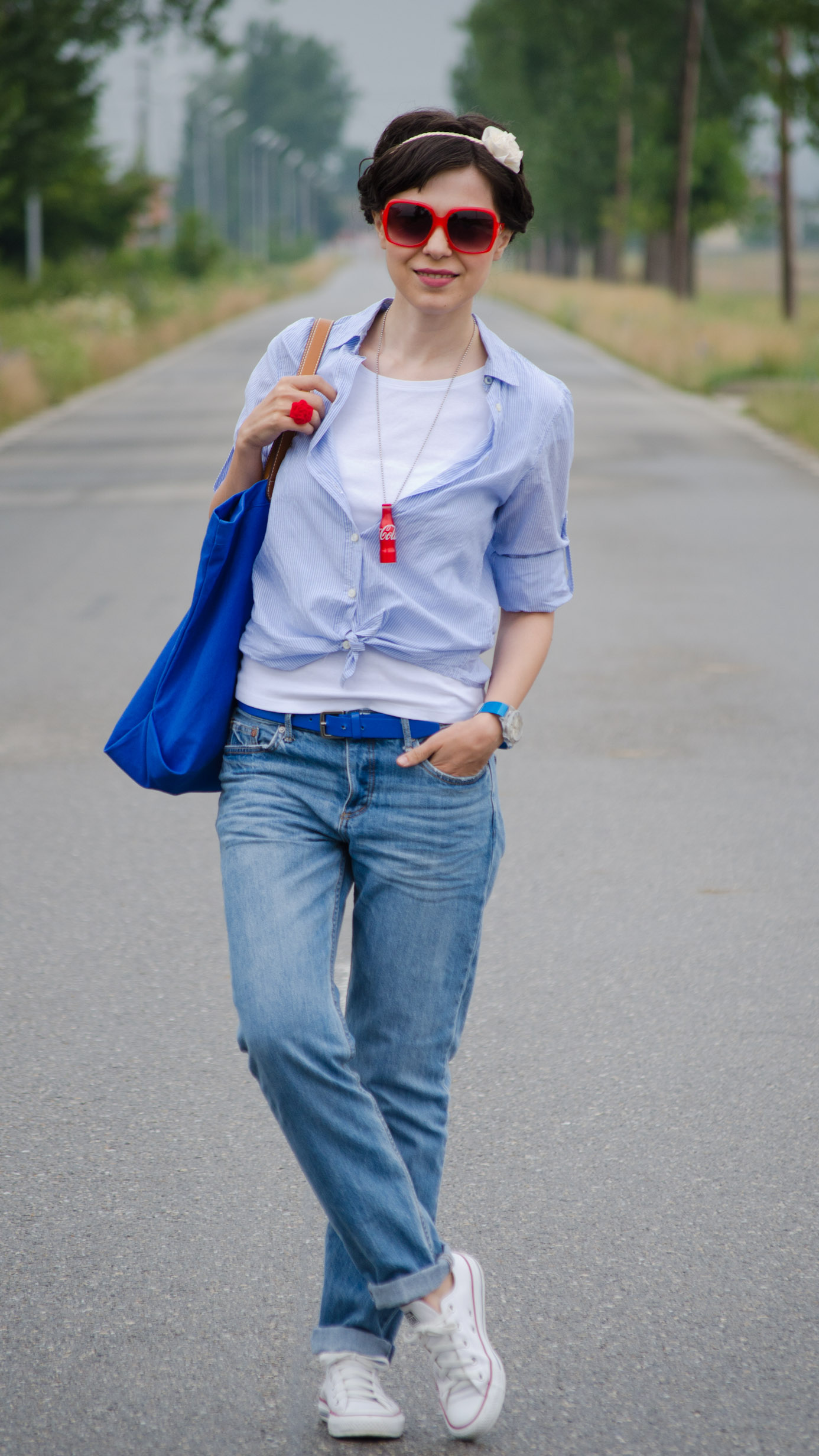 boyfriend jeans converse white sneakers t-shirt blue loose shirt maxi cobalt blue bag coke botle