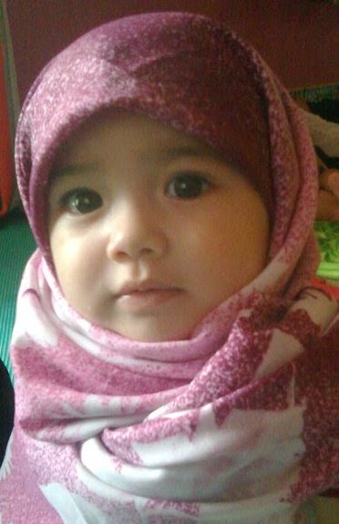 Baby comel pakai tudung