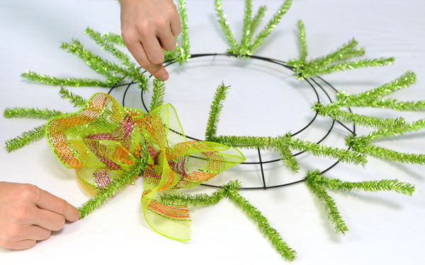 Deco Mesh DIY: Make a Ruffled Flip Flop Wreath for Summer